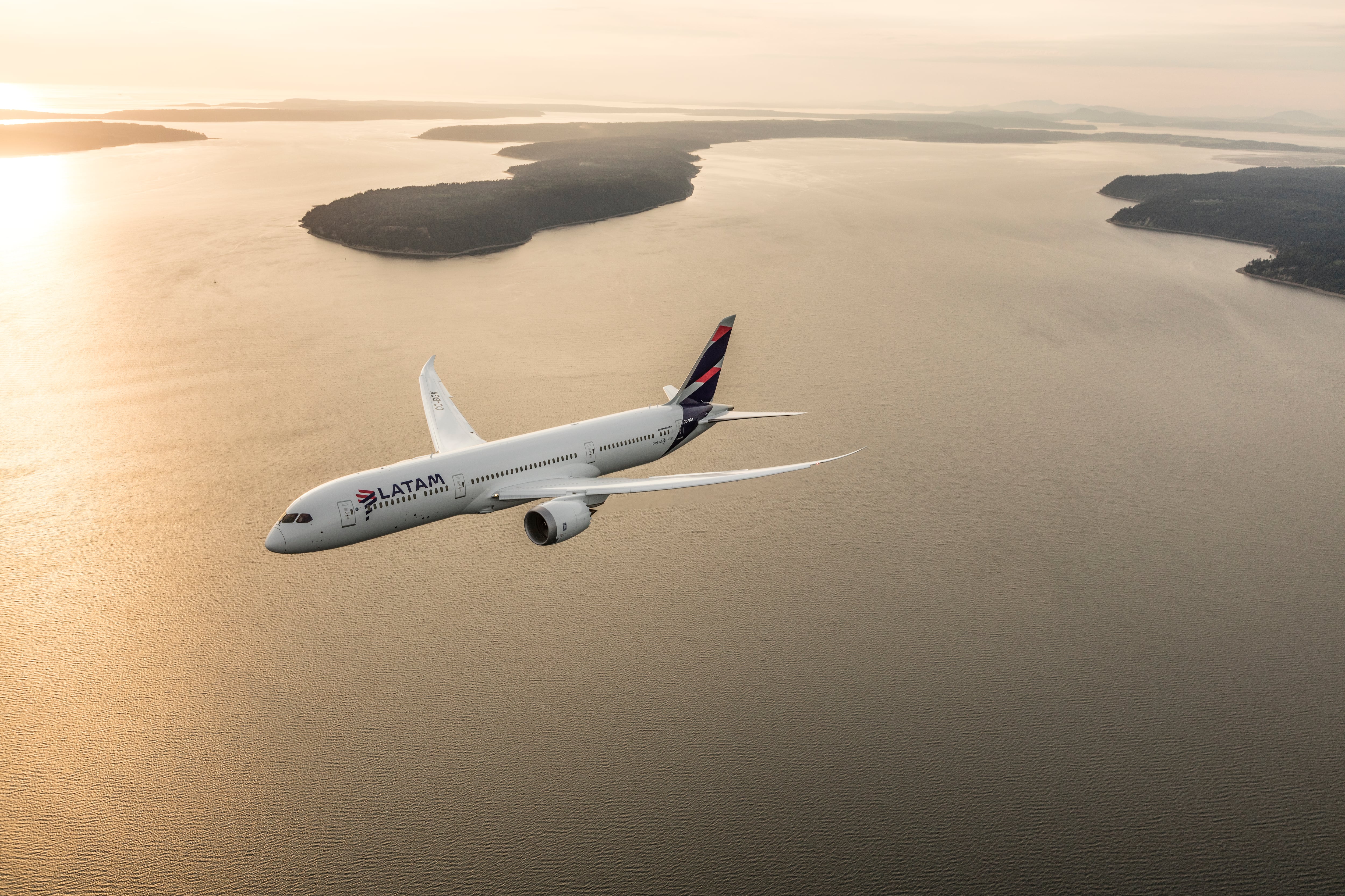 El 787-9 Dreamliner de Boeing aterrizó después en el aeropuerto de Auckland como estaba previsto antes de continuar su viaje hacia Santiago de Chile.