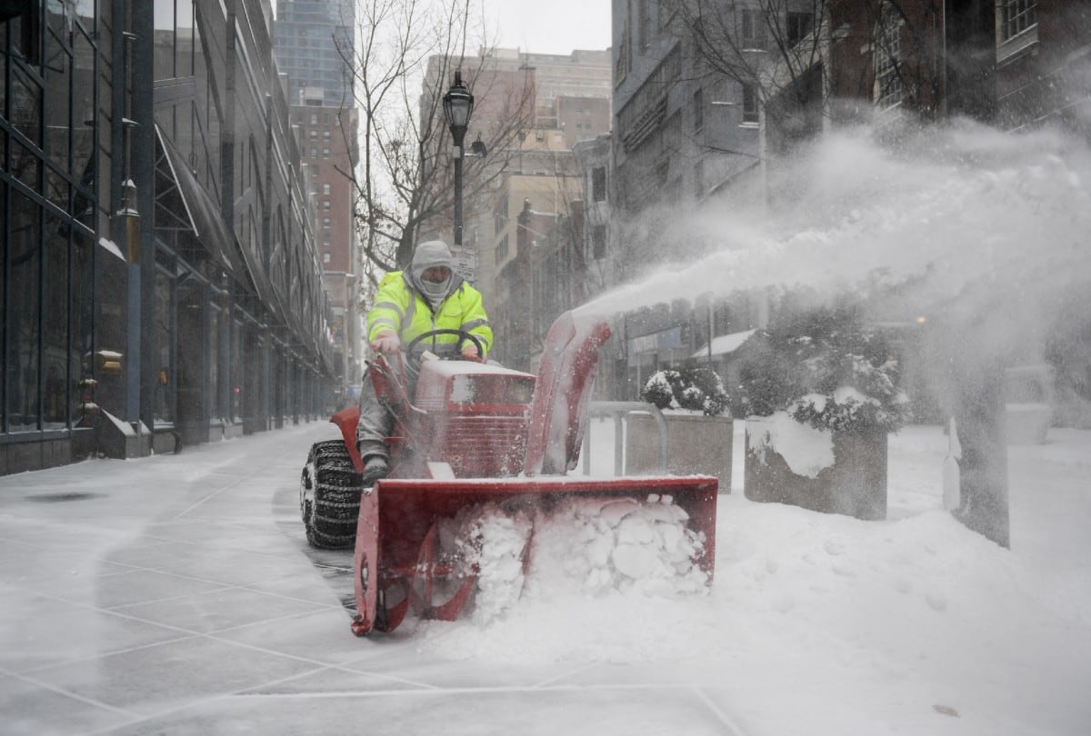 Un trabajador limpia la nieve de una acera en Filadelfia, Pennsylvania, tras la tormenta invernal que afectó gran parte de EE. UU., 25 de enero de 2026. | Crédito: Matthew HATCHER / AFP
