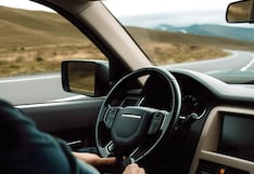Abrir la puerta del auto también tiene reglas: qué es el “Dutch Reach” y qué responsabilidades marca la ley en Illinois
