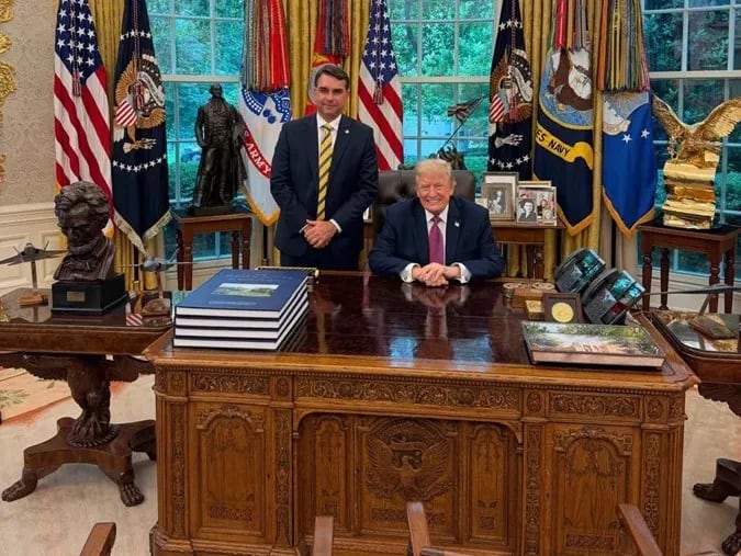 Fotografía tomada de la cuenta oficial en X @FlavioBolsonaro del senador derechista brasileño Flávio Bolsonaro (i), junto al presidente de EE.UU., Donald Trump, en la Casa Blanca, en Washington (EE.UU.). EFE/ @FlavioBolsonaro