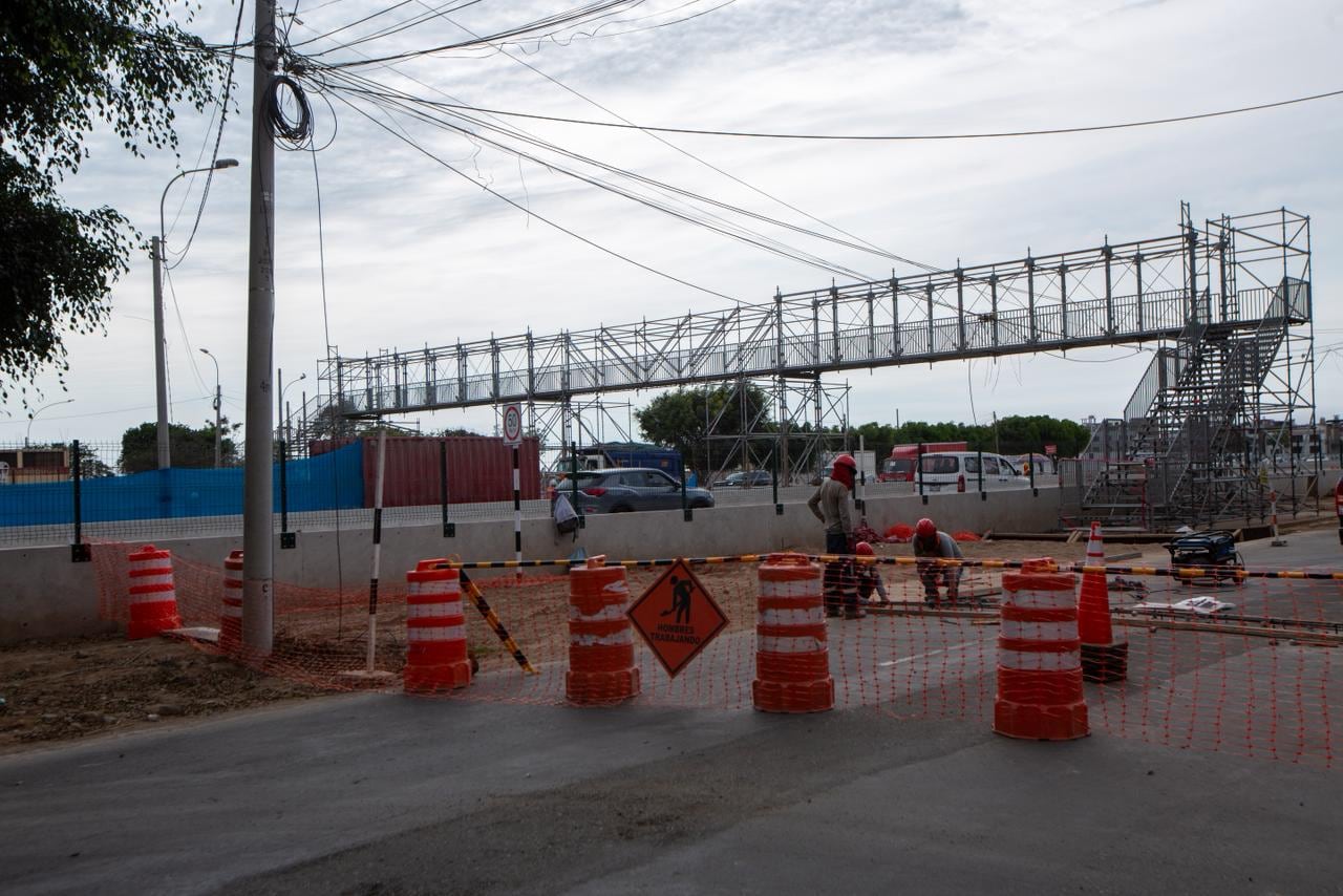 La Vía Expresa Sur ya opera parcialmente y requiere obras complementarias como puentes peatonales e intercambios viales para mejorar la transitabilidad. Foto: Andina.