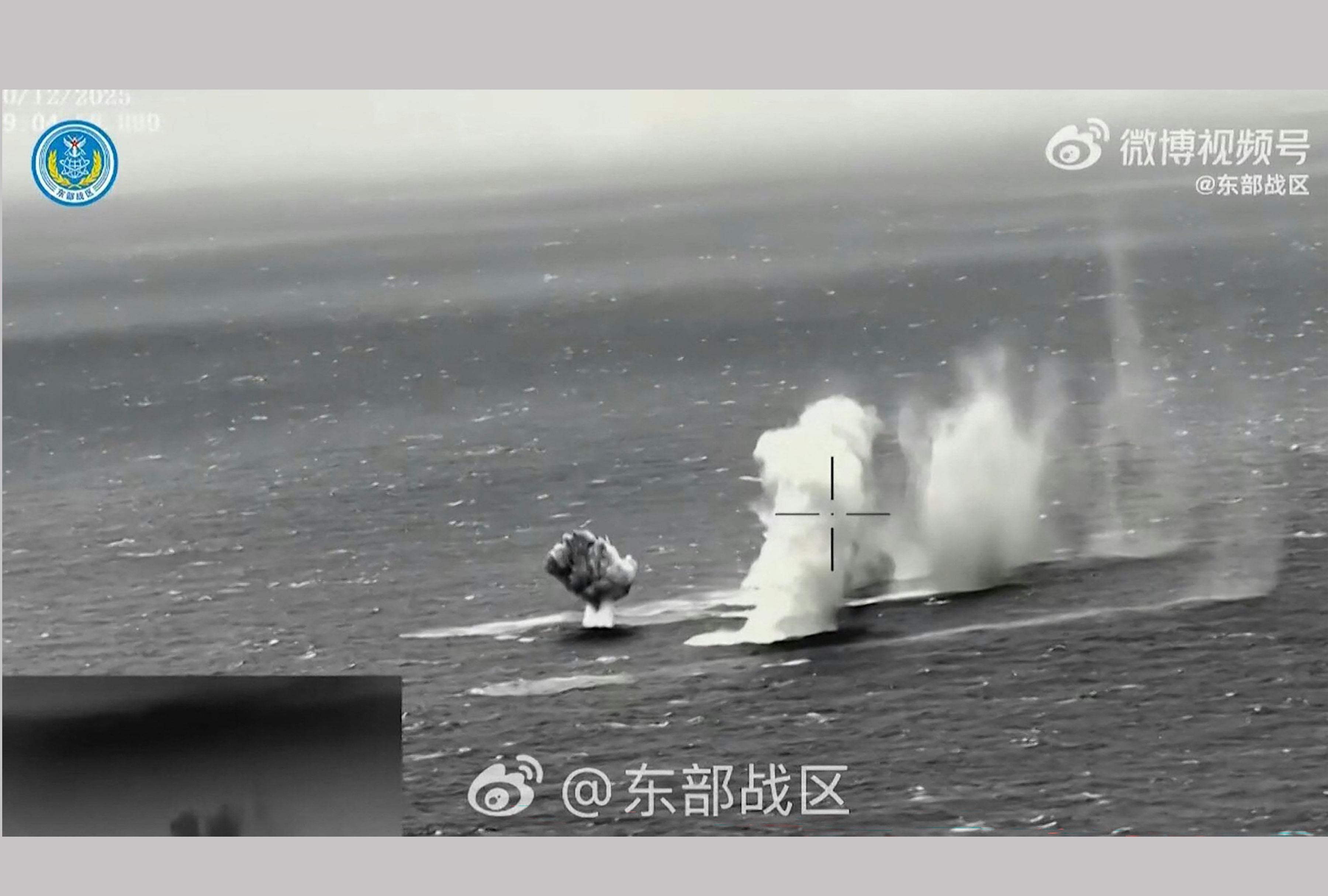 Esta captura de pantalla del video sin fecha del Comando del Teatro Oriental del Ejército Popular de Liberación (EPL) de China, publicado el 30 de diciembre de 2025 a través de AFPTV, muestra cohetes siendo disparados al agua en un lugar no revelado. (Foto: AFP PHOTO / CHINA'S PEOPLE'S LIBERATION ARMY (PLA) EASTERN THEATER COMMAND)