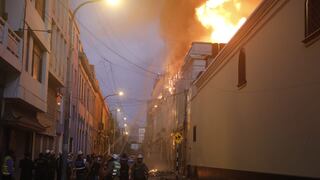 Mesa Redonda: PNP pide a los ciudadanos alejarse del Centro de Lima por incendio