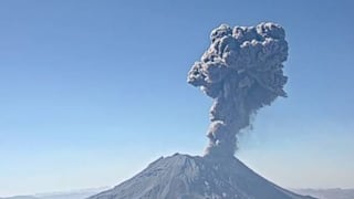 Fuerte explosión del volcán Ubinas alcanzó 3,500 metros y alerta a poblaciones