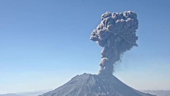 Volcán Ubinas registró este jueves 6 de julio una fuerte explosión y emisión de cenizas. (Foto: Ingemmet)