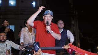 Samuel Dyer exige rectificación a Rafael López Aliaga por acusaciones en su contra