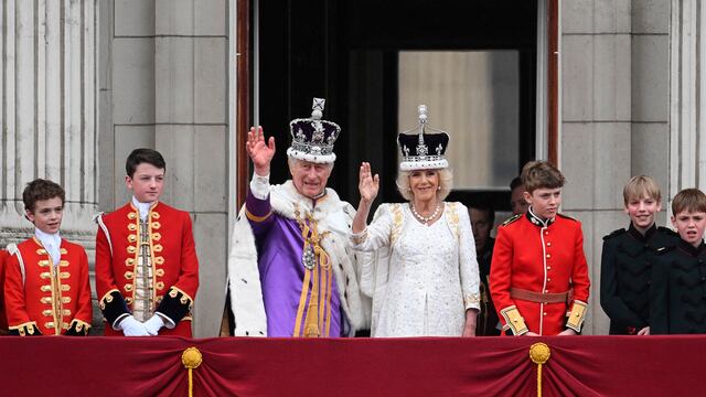 Rey Carlos III y la reina Camila saludan a la multitud desde el balcón del Palacio de Buckingham