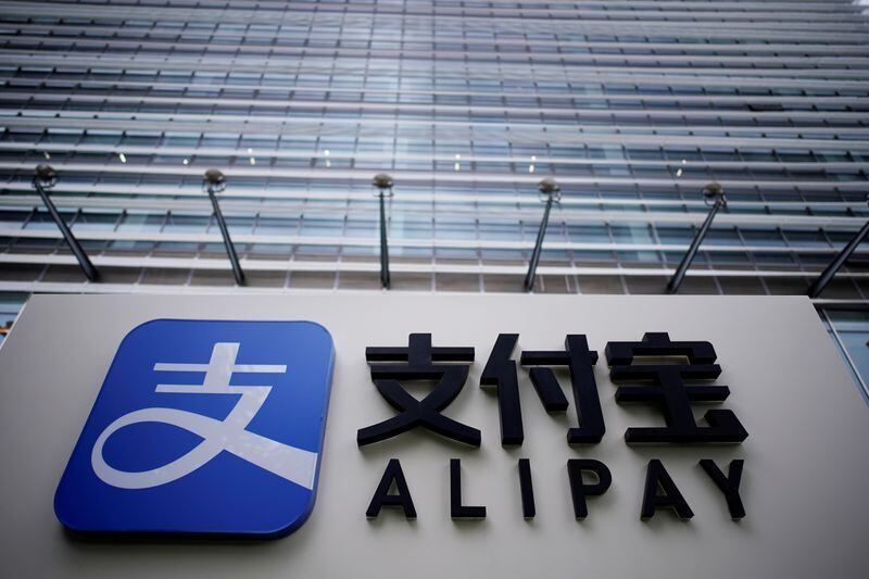 FOTO DE ARCHIVO. El logo de Alipay, perteneciente al grupo Ant del gigante del comercio online chino Alibaba, puede verse en un edificio en Shanghái. REUTERS/Aly Song