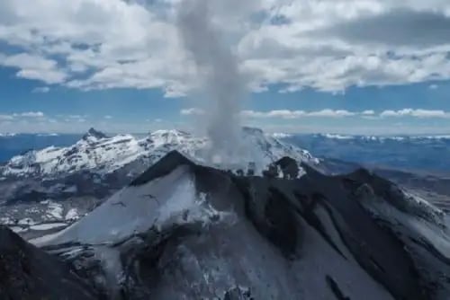 Las cenizas y gases expulsados vienen siendo dispersados por los vientos en dirección a los distritos de Huambo, Cabanaconde, Tapay y centros poblados. Foto: Andina.