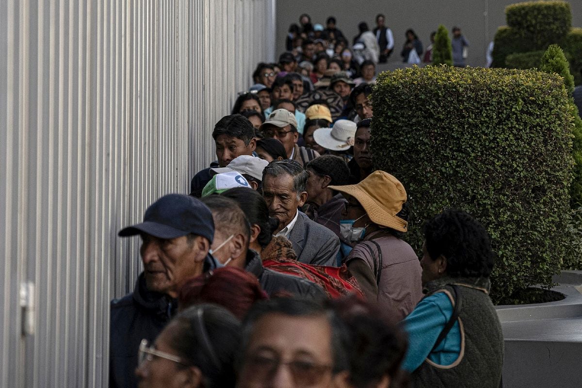 Largas colas se formaron fuera del banco central de Bolivia el 3 de marzo mientras la gente buscaba cambiar los billetes anulados por la entidad monetaria. Fotógrafo: Marcelo Perez del Carpio/Bloomberg