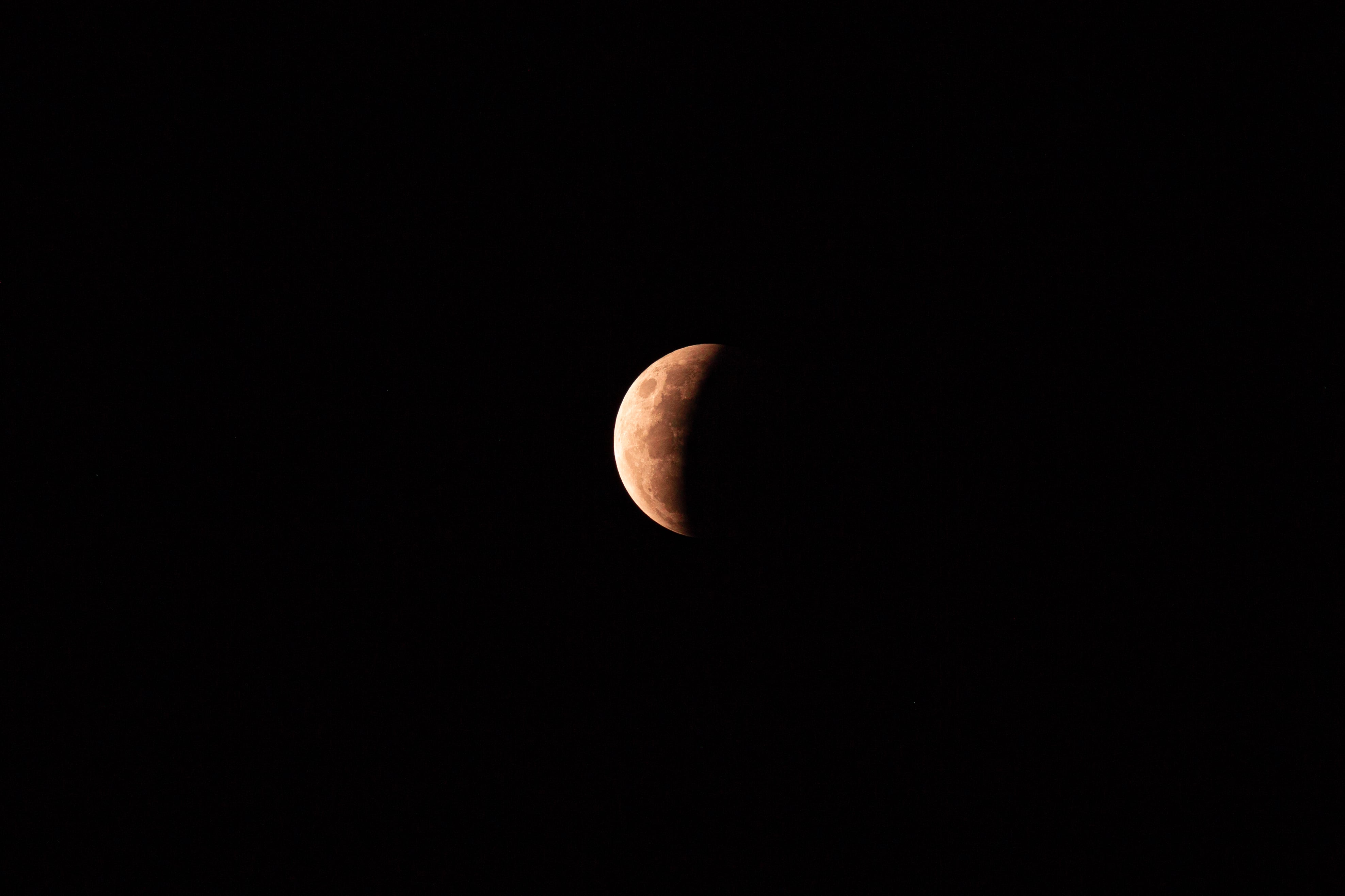 Este eclipse forma parte de la misma temporada astronómica que comenzó con el eclipse solar total del 12 de agosto. (Foto referencial: Magnific)
