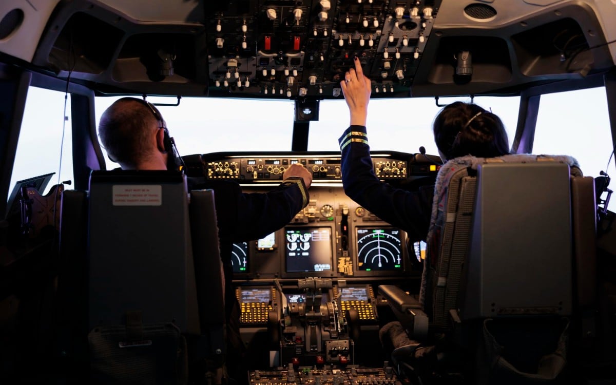 Dos pilotos estadounidenses llevan más de seis semanas encarcelados en la República de Guinea tras una parada para cargar combustible. (Foto referencial: Freepik)