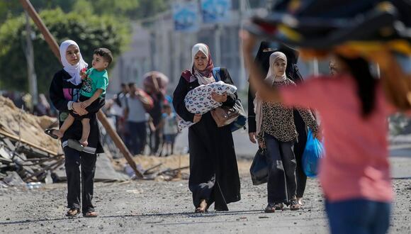 Mujeres y niños de la ciudad de Gaza comienzan a evacuar tras el aviso de Israel de una invasión terrestre en el norte de Gaza. EFE/MOHAMMED SABER
