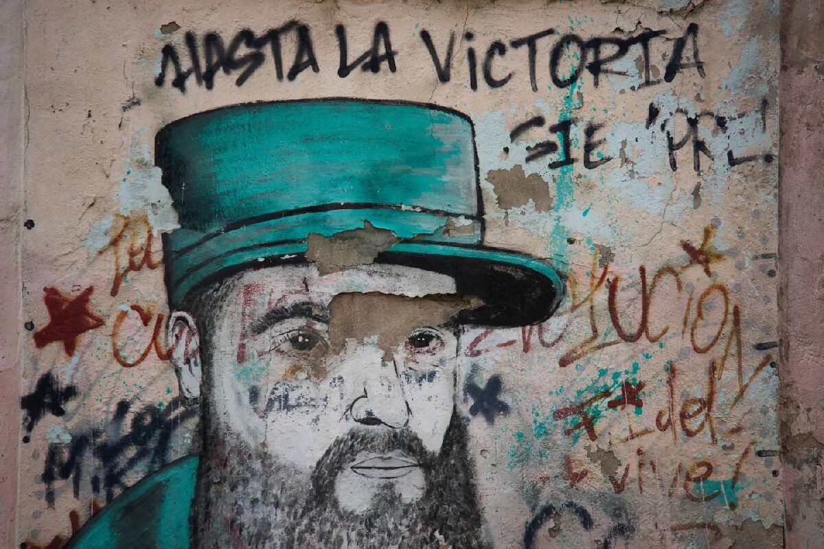 Un mural descascarado de Fidel Castro cubre una pared en La Habana, Cuba, el miércoles 12 de agosto de 2026. (Foto: Ramón Espinosa/AP)