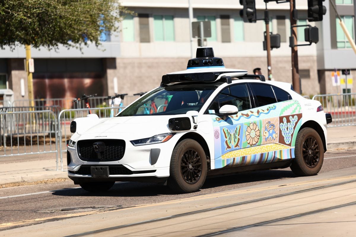Con este incentivo, California busca acelerar el cambio hacia vehículos más limpios y apoyar a quienes compran un carro eléctrico por primera vez. En la fotografía se observa un vehículo eléctrico Jaguar autónomo de Waymo en Tempe, Arizona, el 15 de septiembre de 2025 (Foto de CHARLY TRIBALLEAU / AFP)