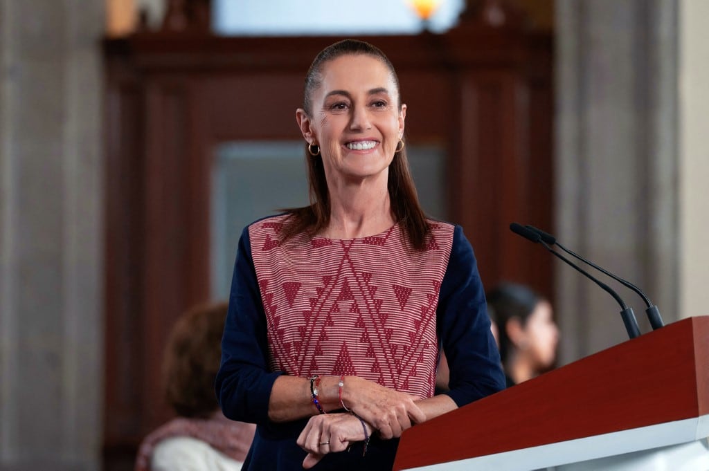 Fotografía distribuida por la Oficina de Prensa de la Presidencia de México que muestra a la Presidenta de México, Claudia Sheinbaum, durante su conferencia de prensa diaria en el Palacio Nacional de la Ciudad de México el 25 de mayo de 2026. México "no tiene problema" en recibir a la selección iraní para la Copa Mundial de 2026, declaró Sheinbaum el 25 de mayo de 2026. (Foto de Saúl López Escorcia / PRESIDENCIA DE MÉXICO / AFP)