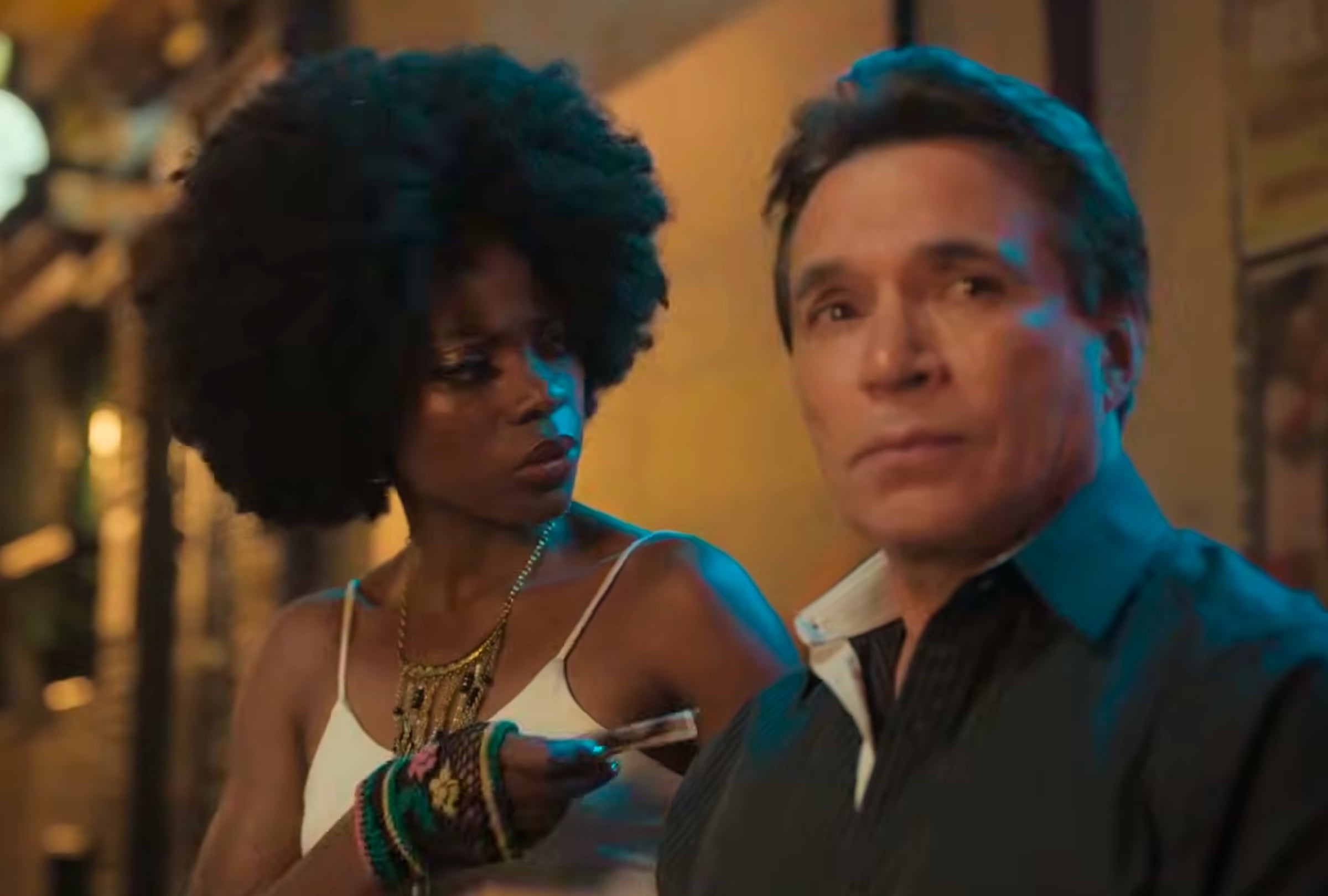 Paola González como Verónica Pinilla y Ramiro Meneses como "Quiebra Canto" en una escena de la serie colombiana "Salcedo, cuero y boogaloo" (Foto: Netflix)