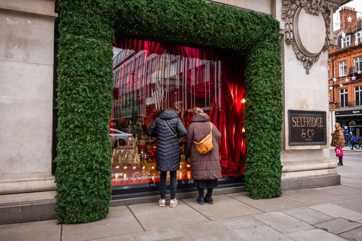 Los compradores miran un escaparate navideño en los grandes almacenes Selfridges & Co. en Londres, Reino Unido, el viernes 3 de noviembre de 2023. Fotógrafo: José Sarmento Matos/Bloomberg