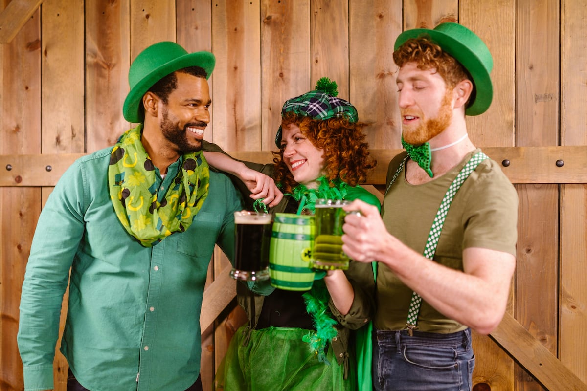 Durante el Día de San Patricio, las personas suelen vestirse de verde y llevar el símbolo de trébol (Foto: Pexels)