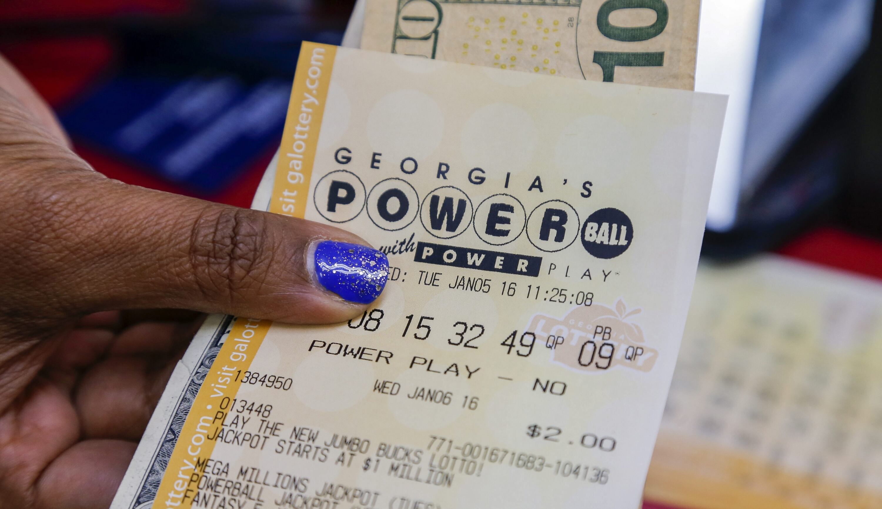 Para tener un boleto de Powerball en tus manos requieres de una mínima inversión de dos dólares (Foto: EFE)