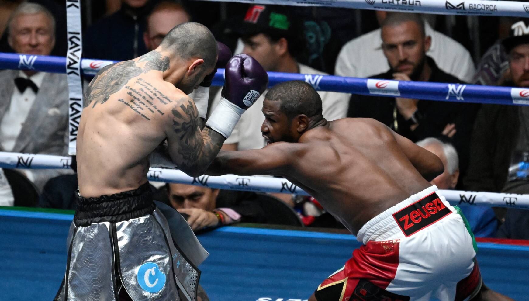 Floyd Mayweather y John Gotti III lucharon en un combate de 8 rounds en el Arena CDMX, México. (Foto: ALFREDO ESTRELLA / AFP)