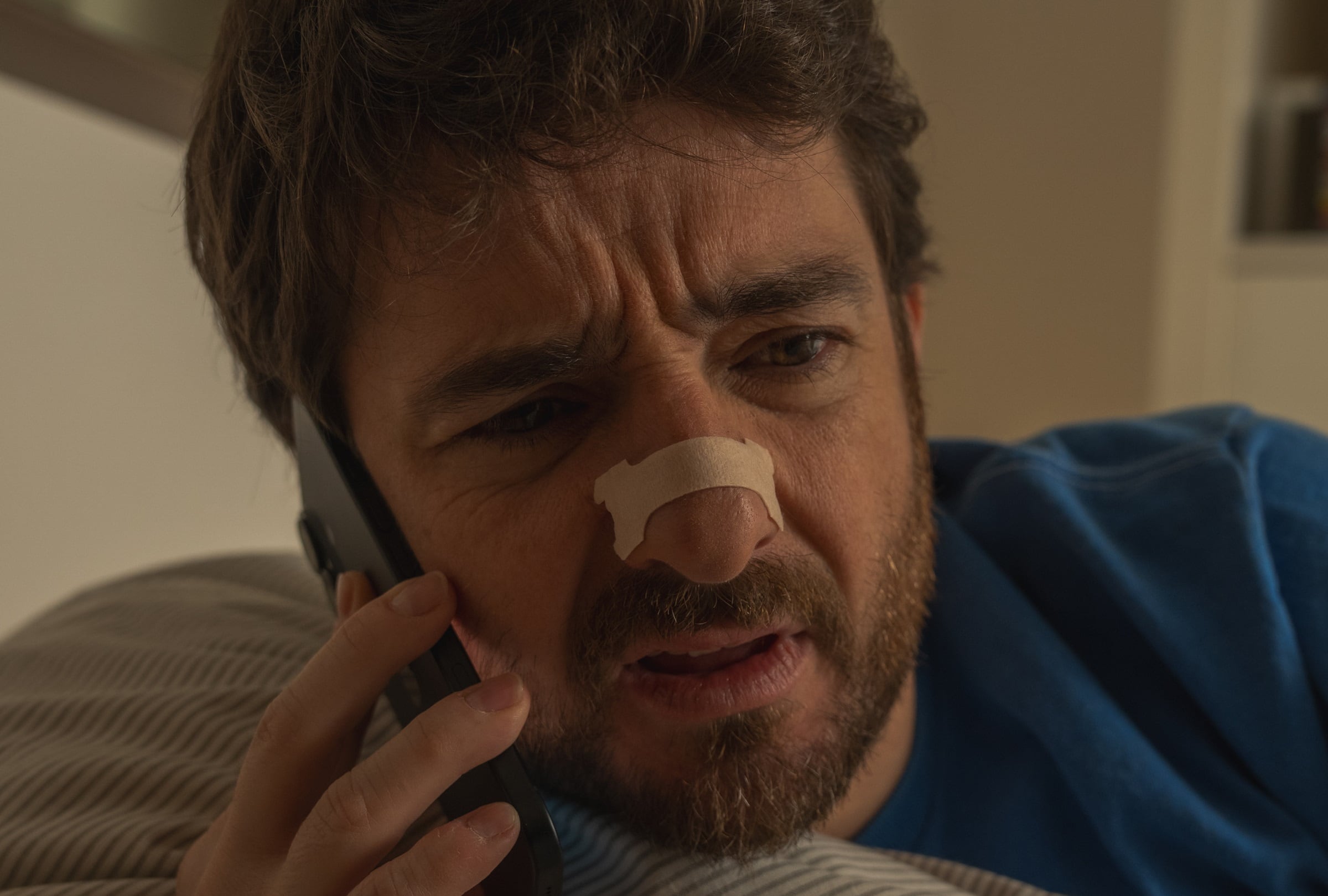 Santi (Gorka Otxoa) propone mudarse a una comuna masculina libre de mujeres en la quinta temporada de "Machos alfa" (Foto: Netflix)