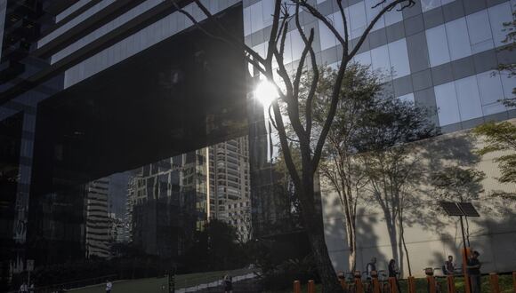 Peatones pasan frente a la oficina principal de BTG en São Paulo.