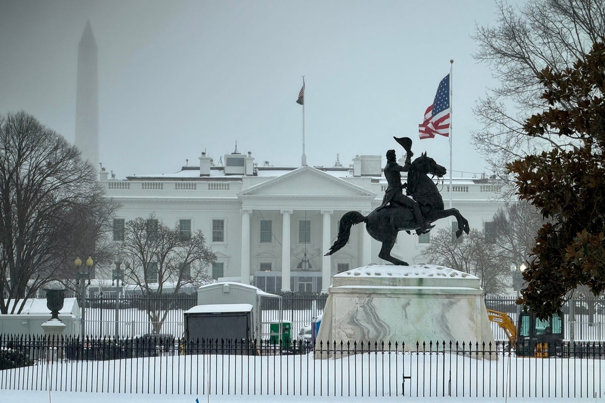 Una vista de la Casa Blanca mientras cae nieve en Washington, DC, el 25 de enero de 2026. (Daniel SLIM / AFP)