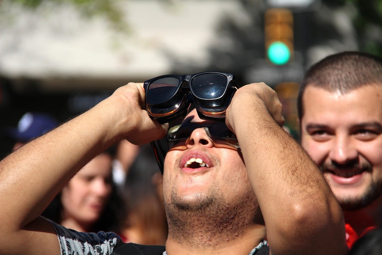 Los expertos recomiendan utilizar protección certificada para observar el eclipse y buscar lugares con cielos oscuros para disfrutar mejor del resto de los fenómenos. (Foto referencial: Pixabay)