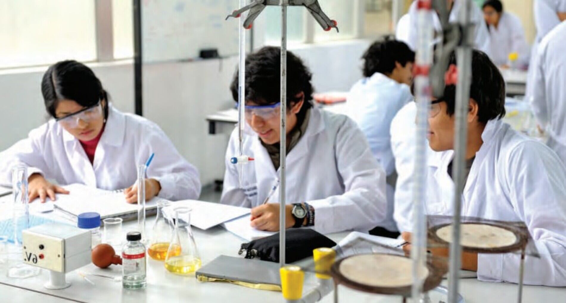 Un 55% de los becarios de Beca 18 han elegido una carrera STEM. Después de un año de su egreso, perciben en promedio montos de S/ 2,058. Dependiendo el rubro y la especialización, la cifra crece. Foto: Minsa