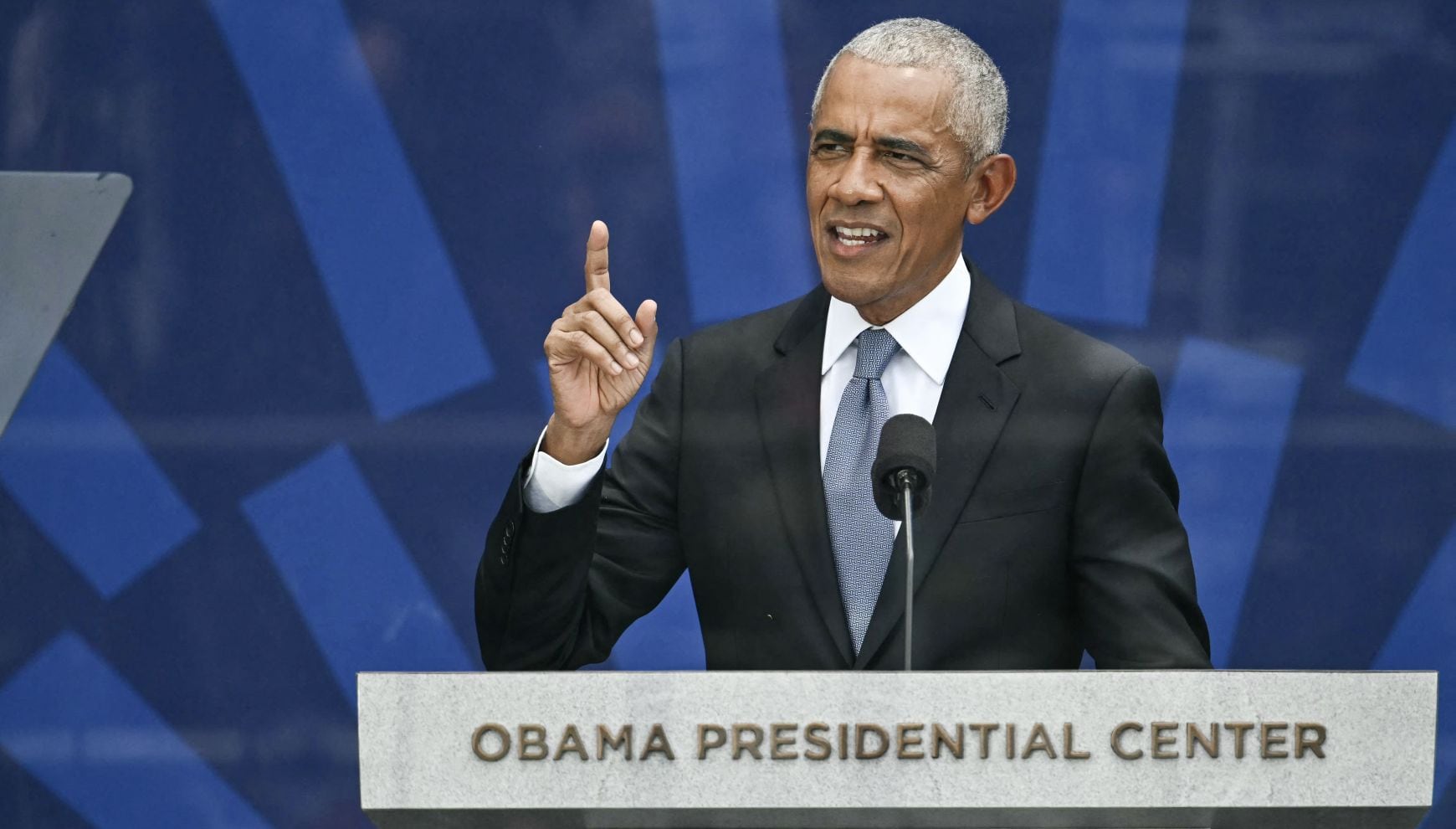El expresidente estadounidense Barack Obama pronuncia un discurso durante la jornada inaugural del Centro Presidencial Barack Obama en Chicago, Illinois, el 18 de junio de 2026 (Foto: Kent Nishimura / AFP)