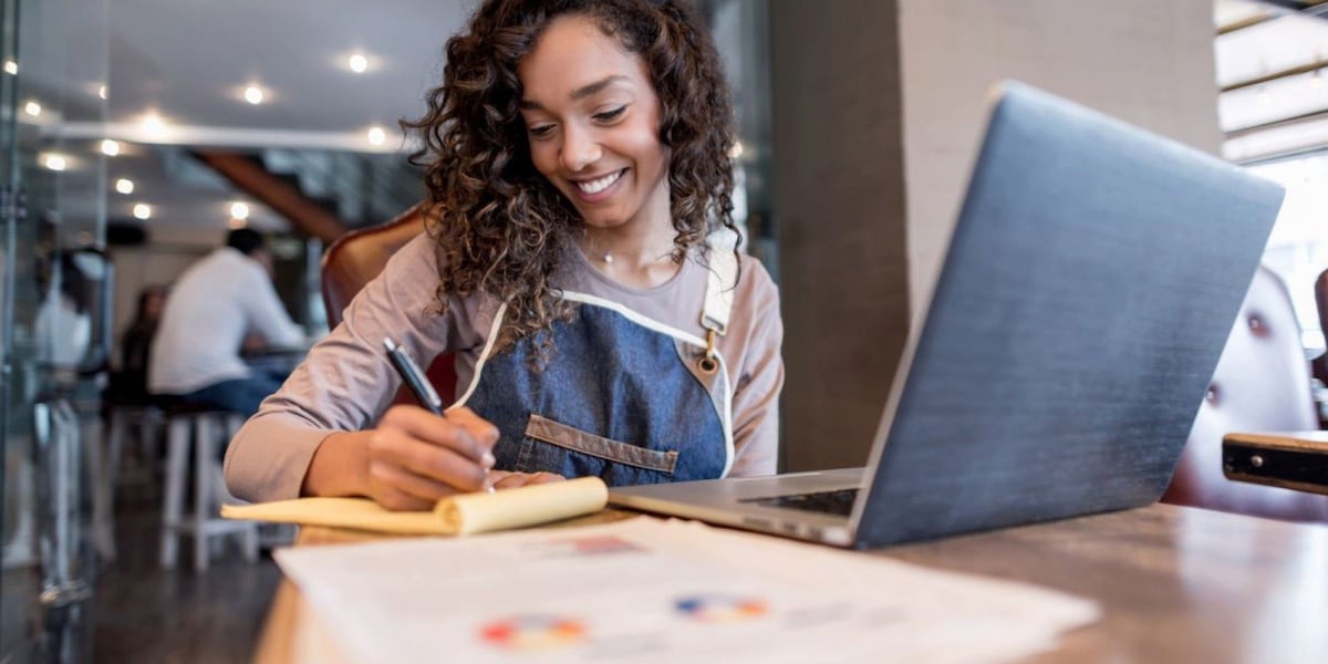 Incorporar el uso de la IA a un negocio requiere de varias consideraciones, según Amazon. (Foto: iStock)
