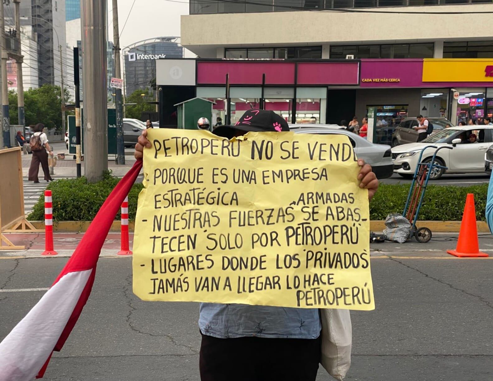 Reclamos frente al edificio emblema de Petroperú en San Isidro. Foto: Whitney Miñán, solo para diario Gestión.