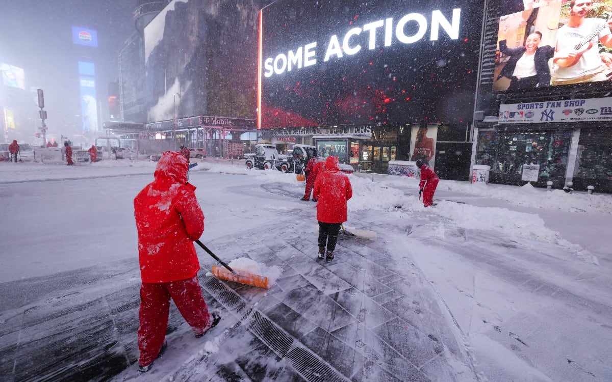Si buscas una forma rápida de ganar dinero extra y ayudar a la ciudad en momentos críticos, Nueva York ofrece la opción de postular como Emergency Snow Shoveler. (Foto: TIMOTHY A.CLARY / AFP)