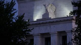 Retroceso del dólar permite a la Fed proyectar aumentos de tasas