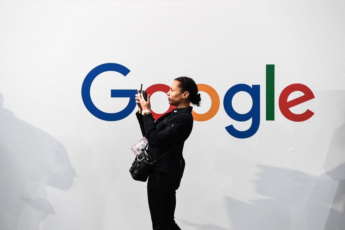 Una mujer frente al logo de Google en un edificio de París. (Foto: ALAIN JOCARD / AFP)