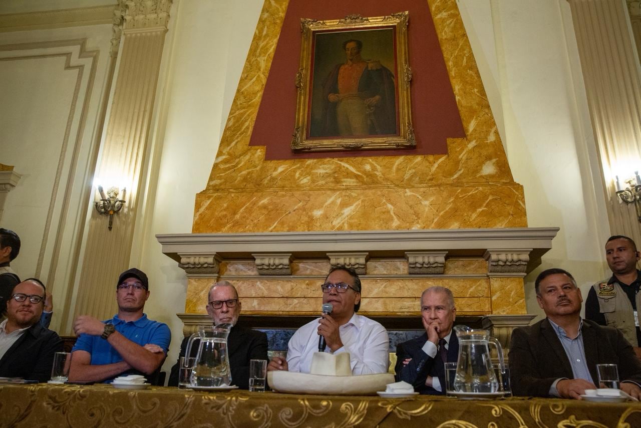 Roberto Sánchez junto a George Forsyth, Ricardo Belmont y Alfonso López Chau. (Foto: Fernando Sangama / @photo.gec)