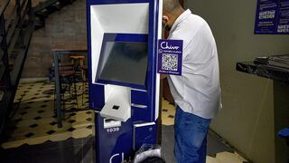 No tan “Chivo”: El Salvador batalla para resolver problemas en billetera digital de bitcóin