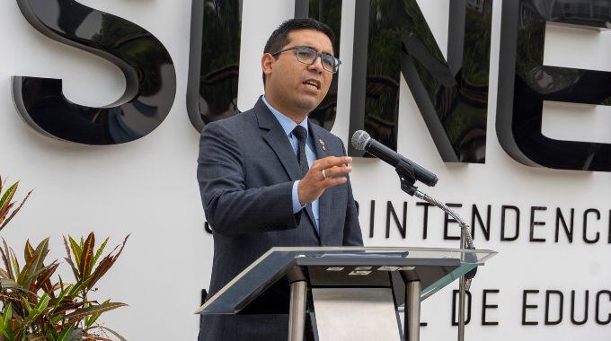 La presentación del nuevo titular se realizó durante una actividad institucional en la sede de la Sunedu.