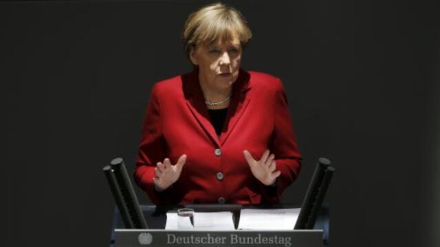 Merkel confía en que Lagarde anime al FMI a participar en rescate a Grecia