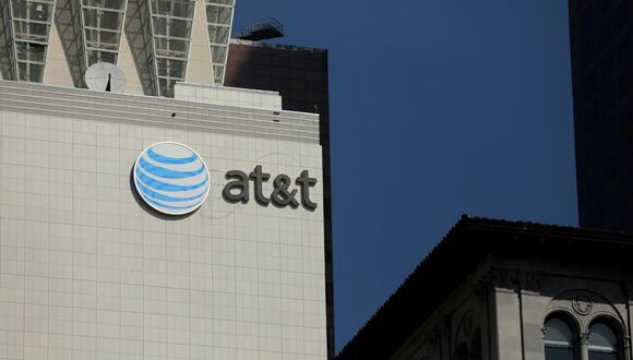 FOTO DE ARCHIVO: El logotipo de AT&T en imágenes en un edificio en Los Ángeles, California, EE.UU., 10 de agosto de 2017. REUTERS/Mike Blake//Foto de archivo