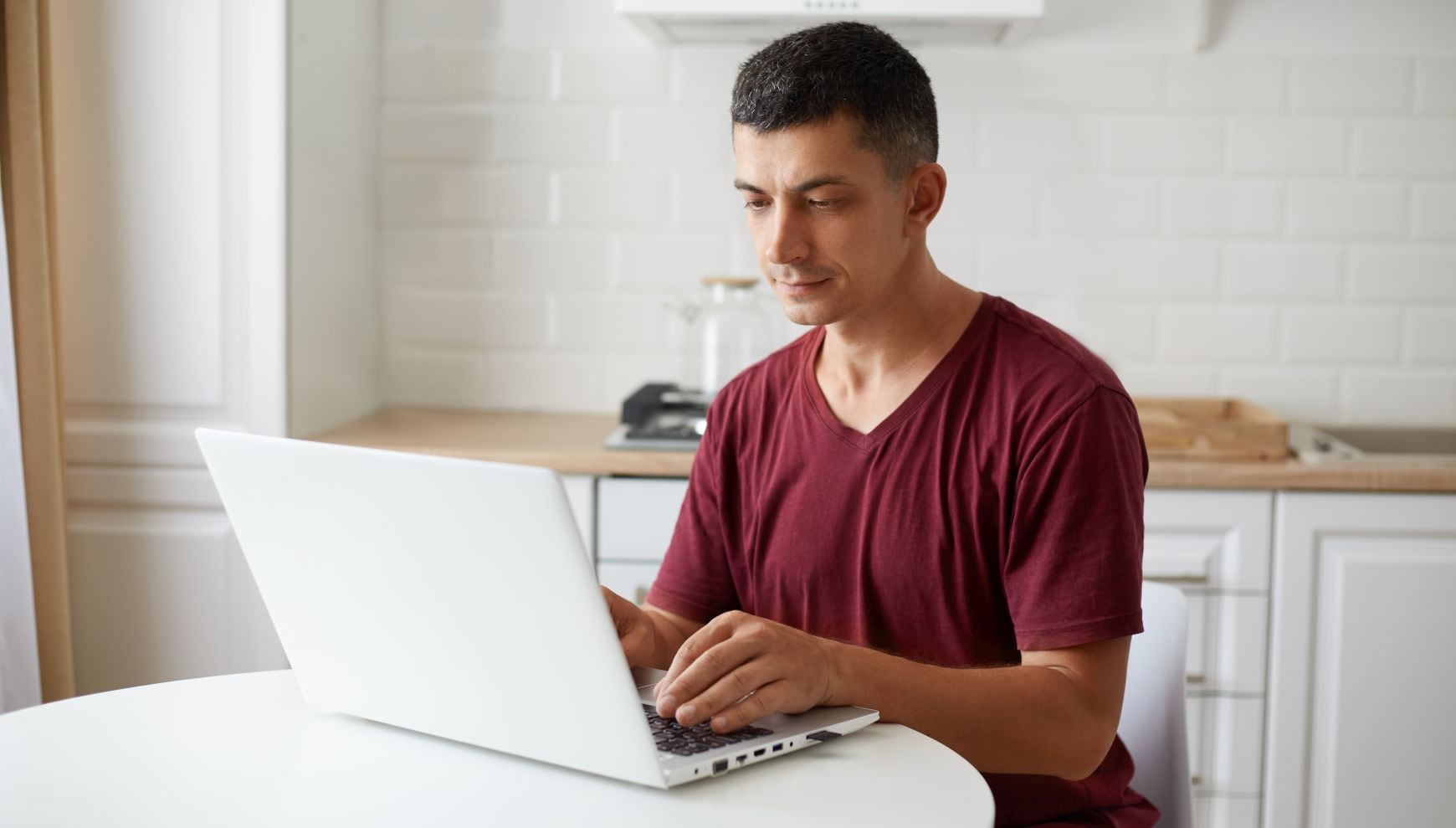 Si recibes SNAP, Medicaid o SSI y cada mes se te hace más difícil pagar todas las cuentas, existe un apoyo federal que puede recortar hasta $34.25 de lo que pagas por teléfono o internet (Foto: Magnific)