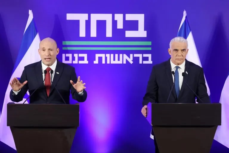 Los ex primeros ministros israelíes Naftali Bennett (izquierda) y Yair Lapid (derecha) ofrecen una rueda de prensa conjunta. Foto: EFE/EPA/ABIR SULTAN.