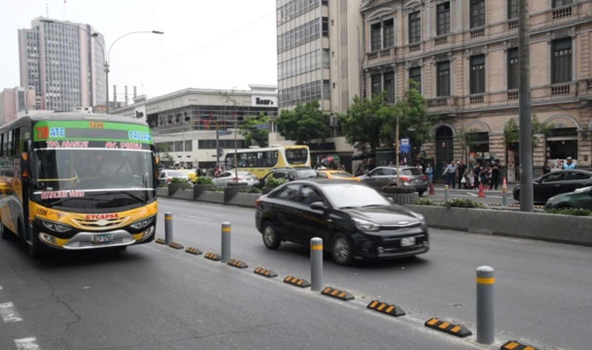 La ATU ha optado por una segregación física mediante bolardos de metal, instalados cada tres metros, y topellantas de plástico entre ellos. Foto: ATU.