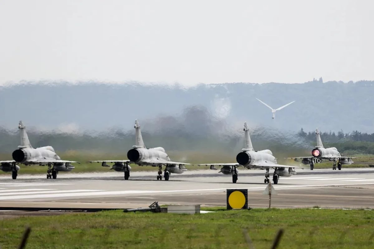 Cuatro aviones de combate Mirage 2000 de la Fuerza Aérea de Taiwán se preparan para despegar de la base aérea de Hsinchu. Foto: I-Hwa Cheng/AFP