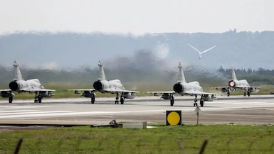 Cuatro aviones de combate Mirage 2000 de la Fuerza Aérea de Taiwán se preparan para despegar de la base aérea de Hsinchu. Foto: I-Hwa Cheng/AFP