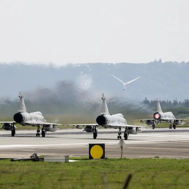 Cuatro aviones de combate Mirage 2000 de la Fuerza Aérea de Taiwán se preparan para despegar de la base aérea de Hsinchu. Foto: I-Hwa Cheng/AFP