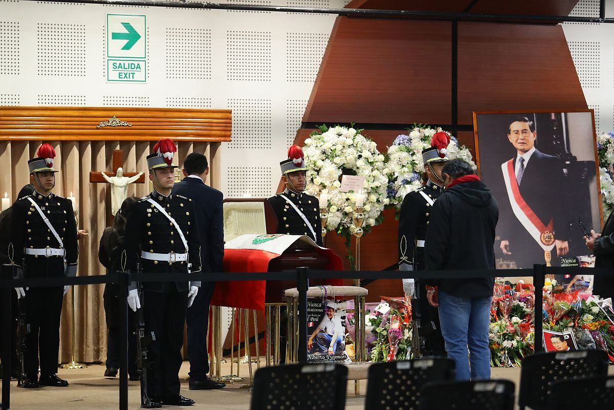 Los restos del expresidente Alberto Fujimori son custodiados por policías mientras recibe la visita de simpatizantes en el Ministerio de Cultura. (Foto: Jesús Saucedo / @photo.gec)