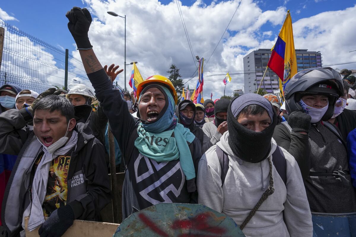 Unos 14,000 indígenas protestan en el país por el alto costo de la vida, que hunde a sus pueblos en la pobreza. Con un abanico de diez reclamos aumentan la presión a Lasso, que ve en la manifestación un intento por derrocarlo. (AP Photo/Dolores Ochoa)