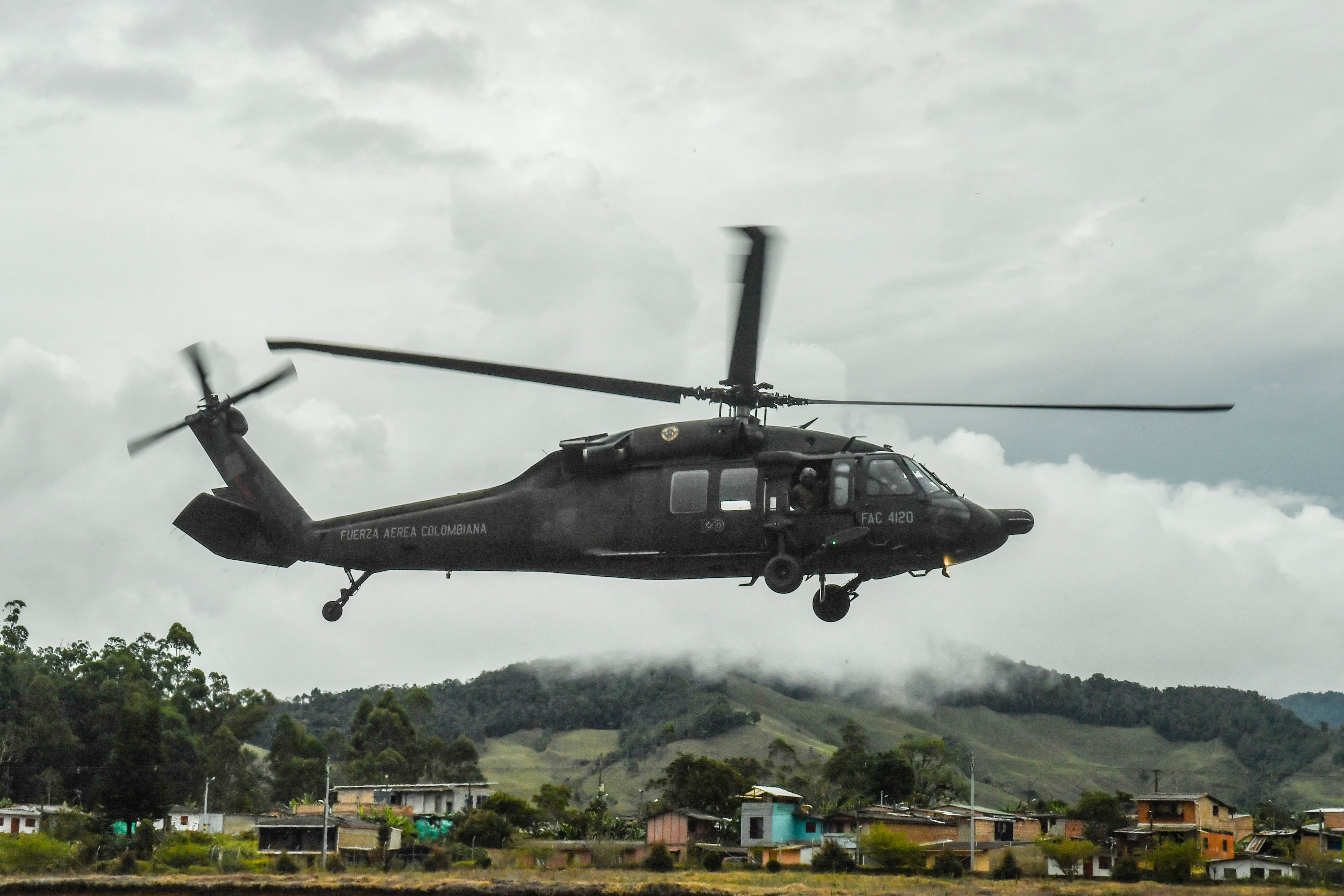 Un helicóptero Black Hawk de la Fuerza Aérea Colombiana. (Foto referencial de JOAQUIN SARMIENTO / AFP / ARCHIVO)